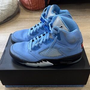 Jordan Air Retro SE in University Blue and Black